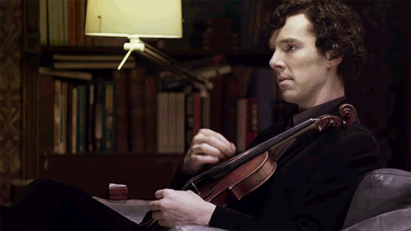 Sherlock Holmes tocando el piano